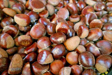 Marketteki Ham Kestane Yığını