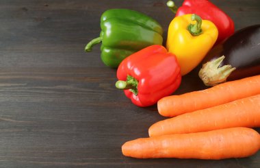 Kapalı renkli taze sebzeler koyu kahverengi ahşap masa üzerinde fotokopi alanı ile