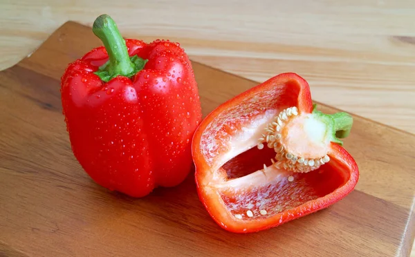 红辣椒和全椒 水滴在木制切菜板上 — 图库照片