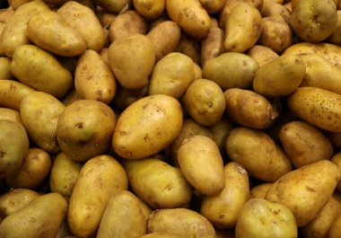 Piyasada pişmemiş patates yığını