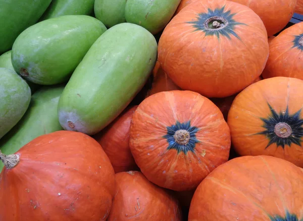 Montón Melones Invierno Verde Brillante Calabazas Color Naranja Vivo —  Fotos de Stock