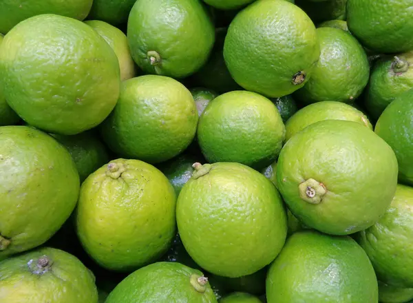 Gesloten Stapel Levendige Groene Rijpe Limes Met Stam Voor Achtergrond — Stockfoto