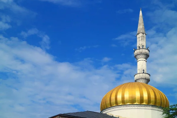 Goldene Kuppel Und Verziertes Minarett Der Batumi Moschee Vor Blauem — Stockfoto
