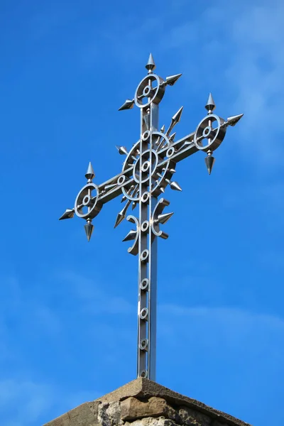 Cruz Decorativa Una Iglesia Ortodoxa Georgiana Cielo Azul Vivo — Foto de Stock