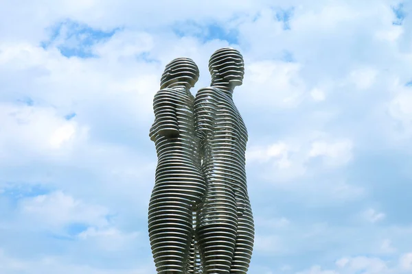 Iconic Moving Lovers Statue Ali Nino Slowly Passing Each Another — стоковое фото