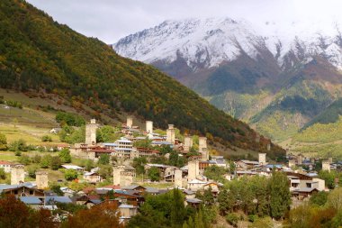 Gürcistan 'ın Svaneti Bölgesi' ndeki Tarihi Svan Kulesi ile Mestia Kasabası 'nın Çarpıcı Panoramik Hava Manzarası