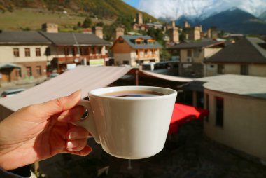 Karlı Dağlı Bulanık Güzel Kasabaya Karşı Kadın Elindeki Bir fincan Sıcak Kahve