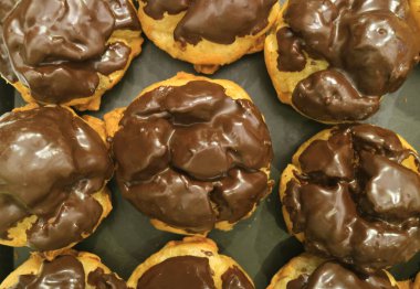 Çikolatalı Ganache 'li Fransız Choux Pastaları Tepsisi