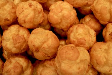 Taze fırınlanmış Fransız Choux Pasta Topları Krema Doldurulmadan önce Soğutulurken