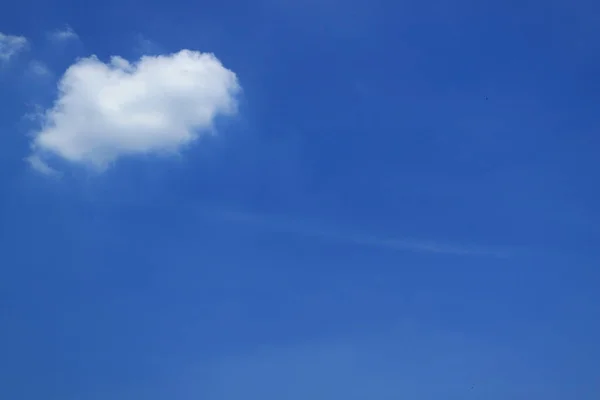 Weiße Flauschige Kumuluswolke Sonnigen Blauen Himmel — Stockfoto