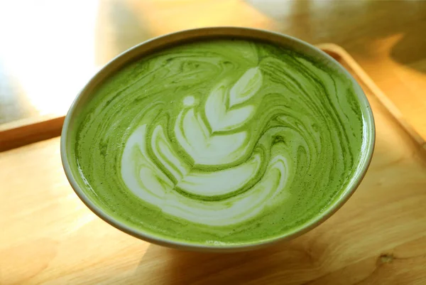 Closeup Ένα Κύπελλο Hot Matcha Πράσινο Τσάι Latte Μια Ξύλινη — Φωτογραφία Αρχείου