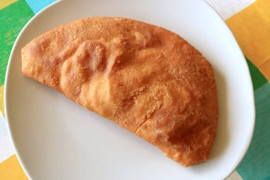 Empanadas 'ın En İyi Görünümü, Latin Amerika Ünlü Beyaz Tabak Üzerine Doldurulmuş Pasta