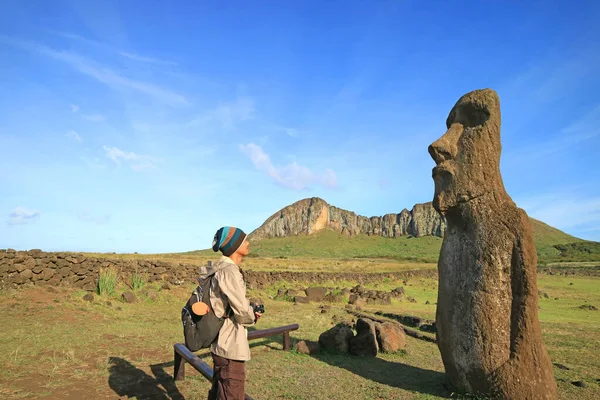 Viajero Impresionado Por Las Enormes Ruinas Estatua Moai Isla Pascua — Foto de Stock