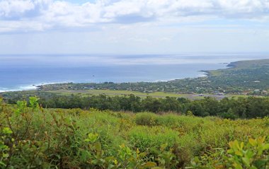 Hanga Roa Town 'un panoramik hava manzarası ve Paskalya Adası Mataveri Havalimanı, Şili, Güney Amerika