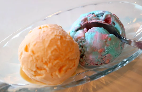 Nahaufnahme Löffel Der Bubble Gum Eis Mit Verschwommenem Orangeneis Vordergrund — Stockfoto