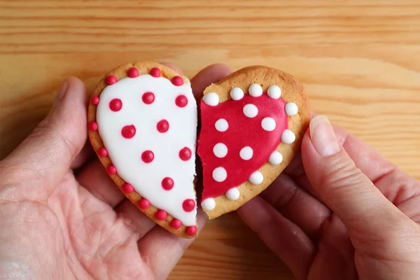 Mão Homem Mão Mulher Segurando Dois Biscoitos Forma Coração Meia — Fotografia de Stock