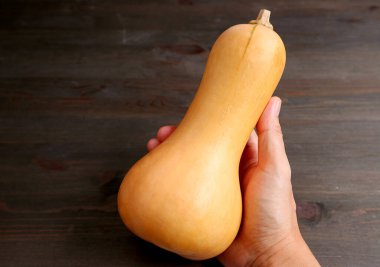 Olgun Kelebek Ezmesi Koyu Kahverengi Ahşap Arkaplanda Kopya Boşluğu ile