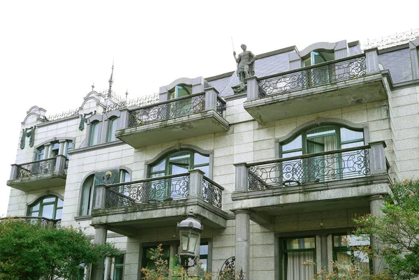 Vintage Gebäude Mit Kunstvoller Fassade Und Atemberaubenden Balkonen Für Das — Stockfoto