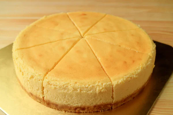 Delectable Fresh Baked Creamy Yellow Whole Plain Cheesecake Isolated Wooden — Stock Photo, Image