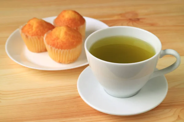 Xícara Chá Verde Quente Com Bolos Madeleine Desfocados Fundo Servido — Fotografia de Stock