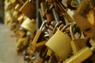 Yakın plan Altın Aşk Kilitleri Eski Tiflis, Georgia 'daki Aşıklar Köprüsü' nün Korkuluğunda