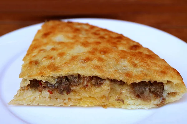 Kubdari Sliced Tasty Georgian Flat Bread Stuffed Spicked Beef Svaneti — 스톡 사진