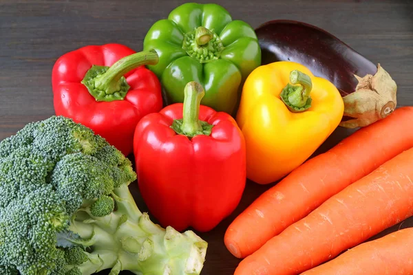 Sayuran Segar Berbagai Warna Atas Meja Kayu — Stok Foto