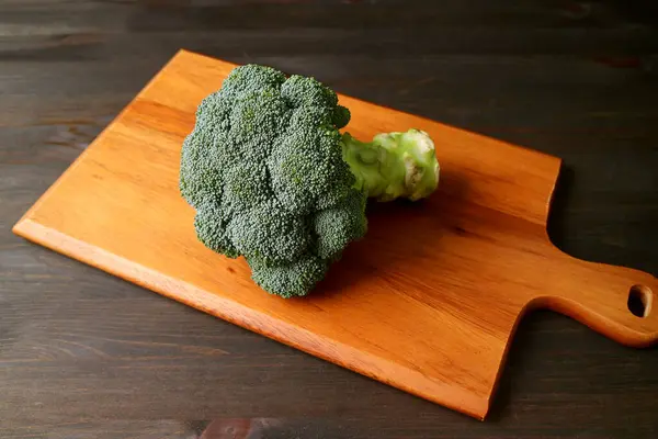 Raw Broccoli Isolated Wooden Chopping Board — Stock Photo, Image