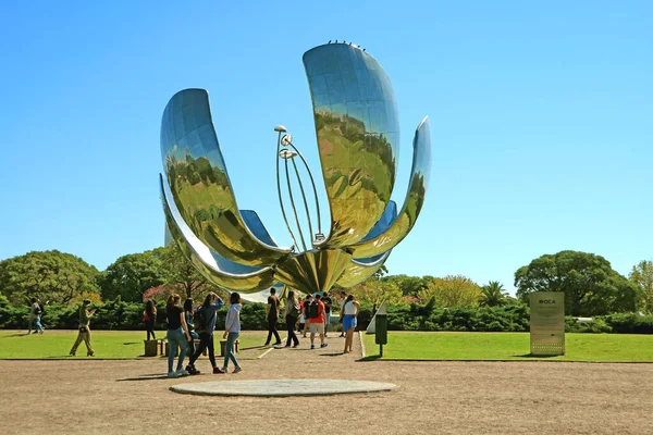 Gruppo Visitatori Impressionato Dalla Floralis Generica Una Scultura Floreale Acciaio — Foto Stock