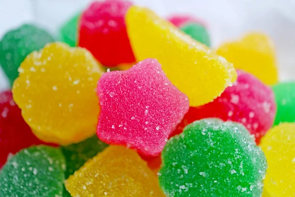 Крупный План Vivid Pink Star Shaped Sugar Coated Jelly Candy — стоковое фото