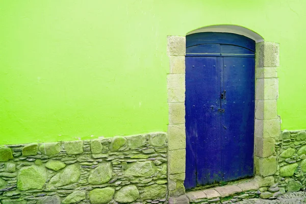 Lebendige Blaue Holztür Lebhafter Lindgrüner Steinmauer — Stockfoto