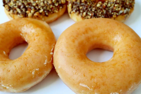 Nahaufnahme Köstliche Zuckerglasierte Donuts Mit Verschwommenen Anderen Glasierten Donuts Hintergrund — Stockfoto