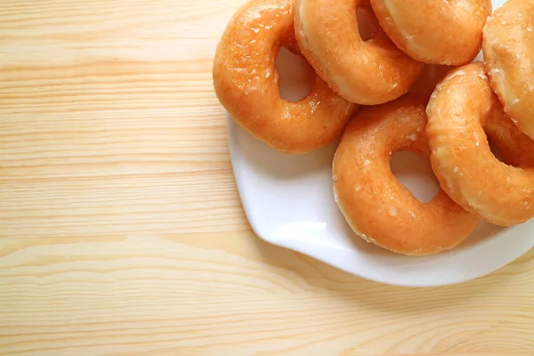 Vista Superior Uma Placa Donuts Com Vidros Açúcar Mesa Madeira — Fotografia de Stock