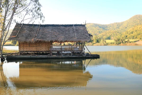 Thatched Dak Bamboe Vlot Hoob Khao Wong Reservoir Suphanburi Provincie — Stockfoto