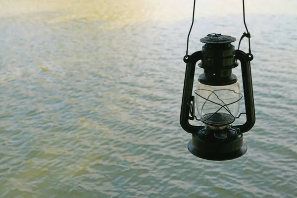 Oude Olielamp Tegen Het Meer Kabbelt Met Kopieerruimte — Stockfoto