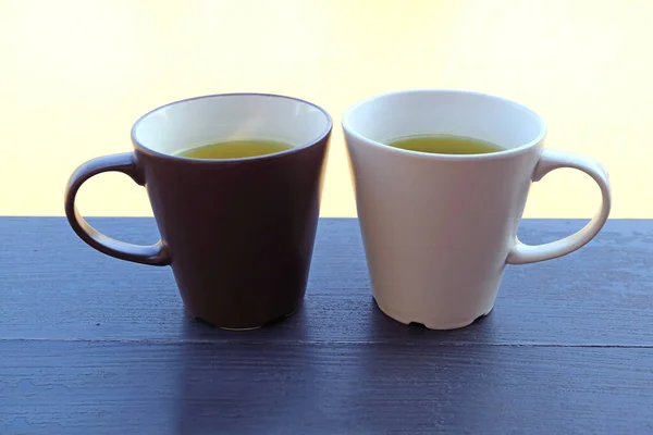 Fincan Yeşil Çay Seçici Odaklı Liman Kenarı Ahşap Bir Masada — Stok fotoğraf