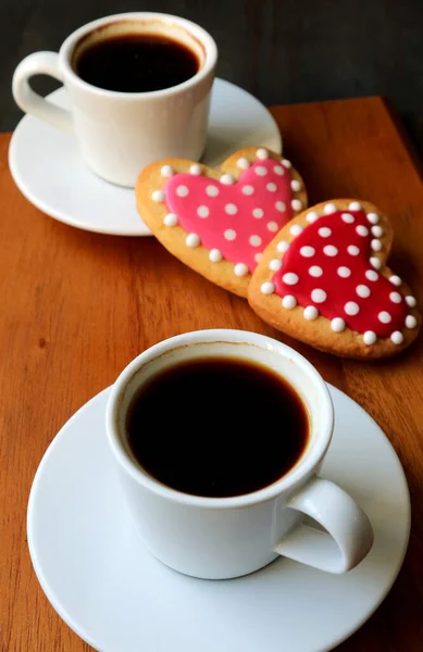 Две Чашки Кофе Разбросанное Сердце Форме Королевской Глазури Печенье Избирательным — стоковое фото