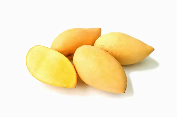 Świeże Dojrzałe Tajskie Mango Pocięte Pół Kupą Całych Owoców Izolowanych — Zdjęcie stockowe