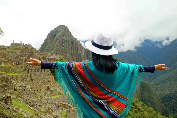 Female Traveler Poncho Opening Arms Incredible Ancient Inca Citadel Machu — Stock Photo, Image