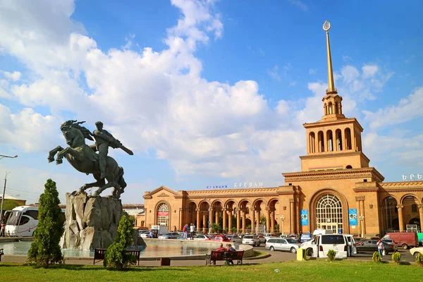 Железнодорожный Вокзал Еревана Статуей Давида Сасунци Расположен Югу Центра Еревана — стоковое фото