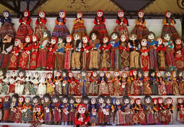 Ermeni Geleneksel Giysilerindeki Bebekler Vernissage Market, Erivan, Ermenistan 'daki hediyelik eşya dükkanında satılık