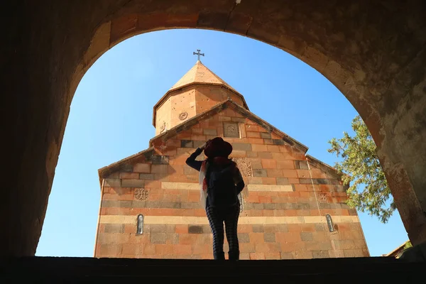 女性旅行者のシルエットアルメニアのアララト州のホール ヴィラップ修道院の神の母教会で感動 — ストック写真