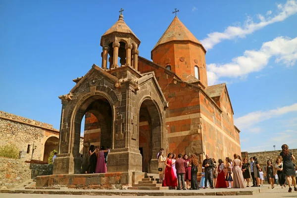 アララト州ホールヴィラップ修道院複合体 アルメニアの神の母教会での結婚式のゲスト — ストック写真