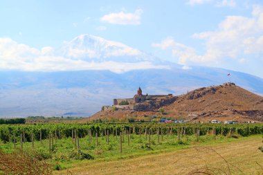 Kar Pelerinli Ararat Dağı ve Ermenistan 'daki bir üzüm bağına karşı Khor Virap Manastırı' nın çarpıcı görüntüsü