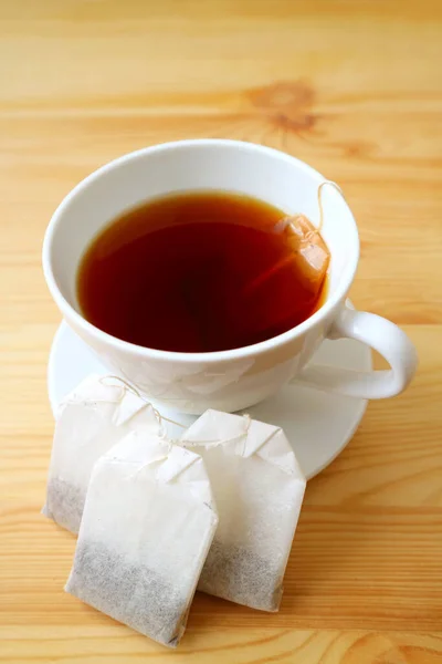 Vertikales Bild Einer Tasse Heißen Tees Mit Teebeuteln Auf Einem — Stockfoto