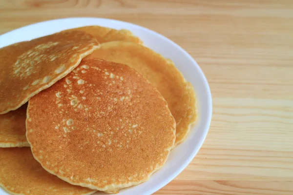 Färska Hemmagjorda Vanligt Pannkakor Vit Tallrik Serveras Träbord Med Fritt — Stockfoto