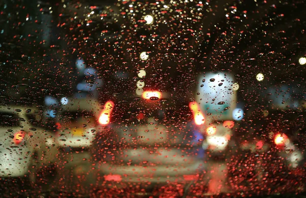 Luzes Rua Desfocadas Luzes Cauda Vistas Através Das Gotas Chuva — Fotografia de Stock