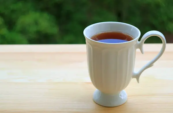 Taza Caliente Mesa Madera Terraza Aire Libre Con Fondo Borroso — Foto de Stock