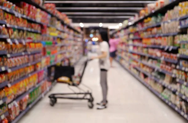 Fora Foco Tiro Uma Mulher Com Seu Carrinho Compras Supermercado — Fotografia de Stock