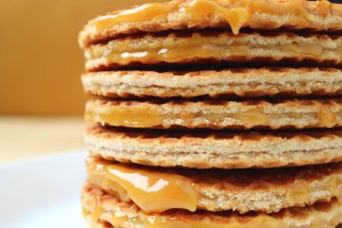 Kapalı Stroopwafel yığını, nefis karamelli Hollanda waffle 'ı, seçici odaklı